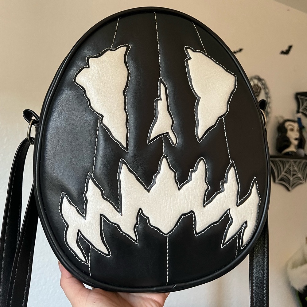 ❌ SOLD ❌ New never carried LPS Black White Scaredy Cat Oval bag
